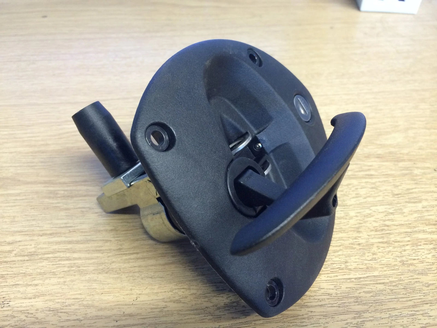 Drop tee T Vector compression handle with keyed lock